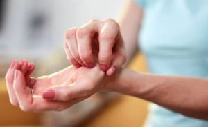 Ngứa lòng bàn tay mang điềm gì?